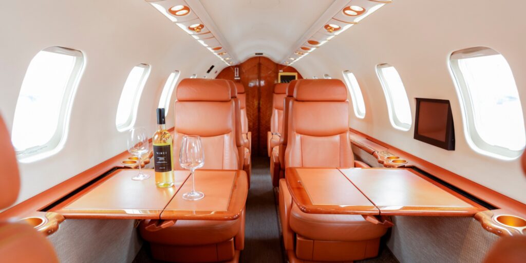 Interior de aeronave ejecutiva con cuero color coñac