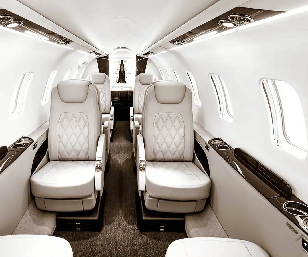 Interior de jet en cuero blanco